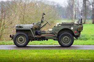 Willys-Jeep-1942-Army-Green-02.jpg