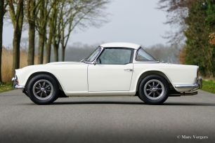Triumph-TR4-1963-Surrey-Top-American-Racing-Wheels-White-Blanc-Weiss-02.jpg