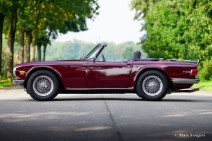 Triumph-TR6-1969-Damson-Red-Rouge-Fonce-Dunkelrot-02.jpg